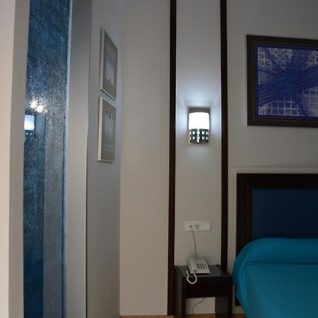 Hotel Y Apartamentos Dona Lola Seville Exterior photo
