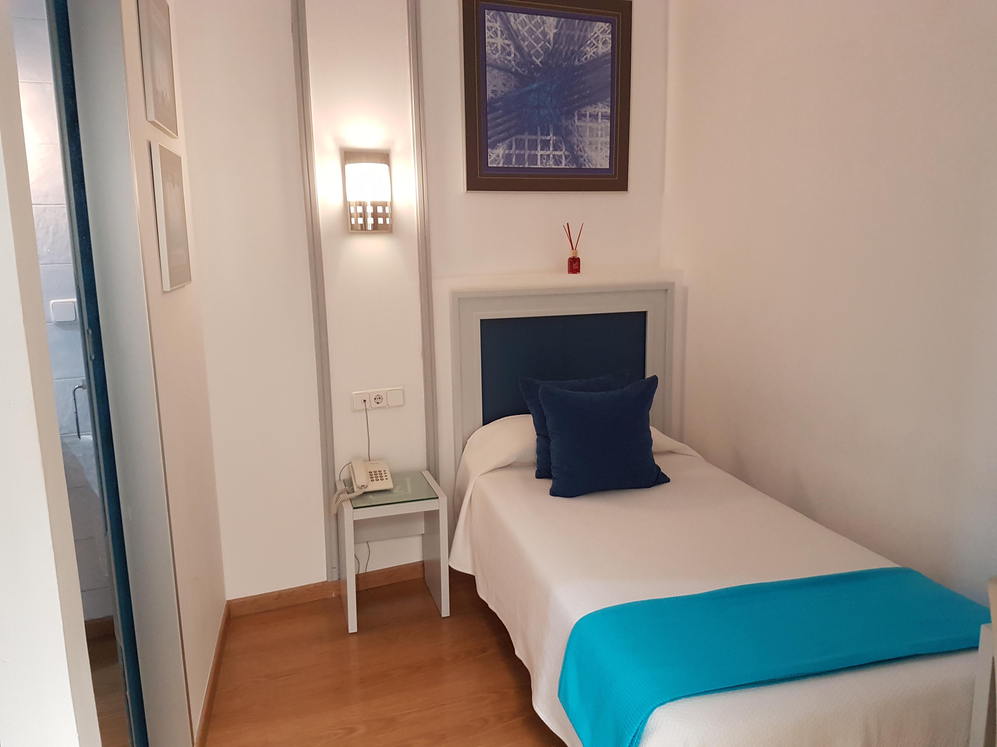 Hotel Y Apartamentos Dona Lola Seville Exterior photo
