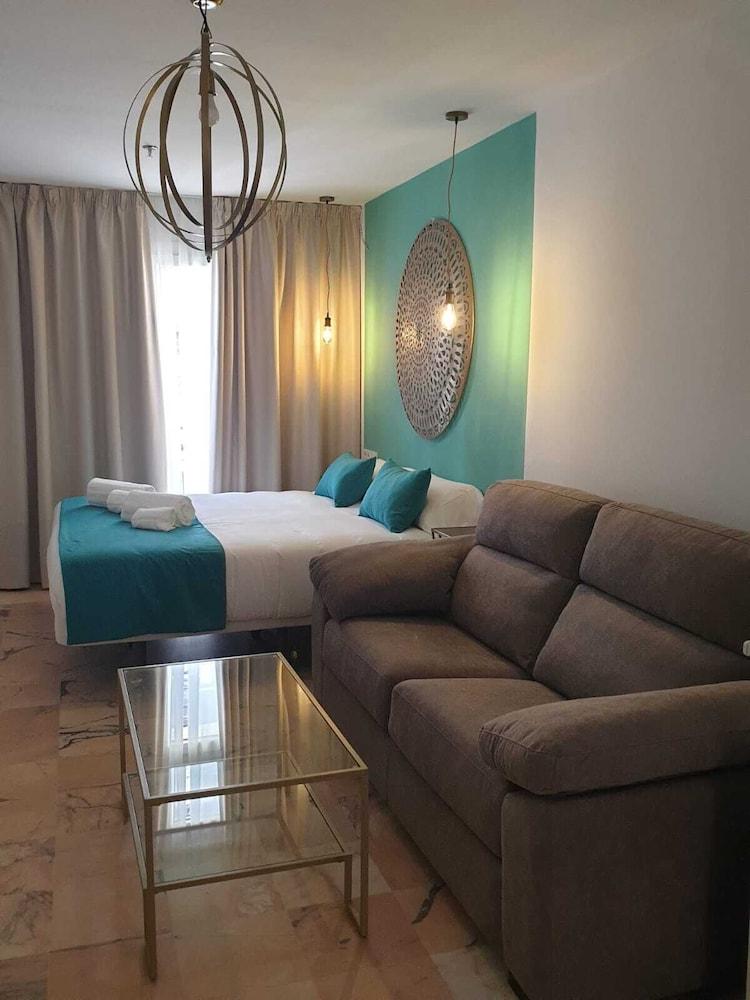 Hotel Y Apartamentos Dona Lola Seville Exterior photo