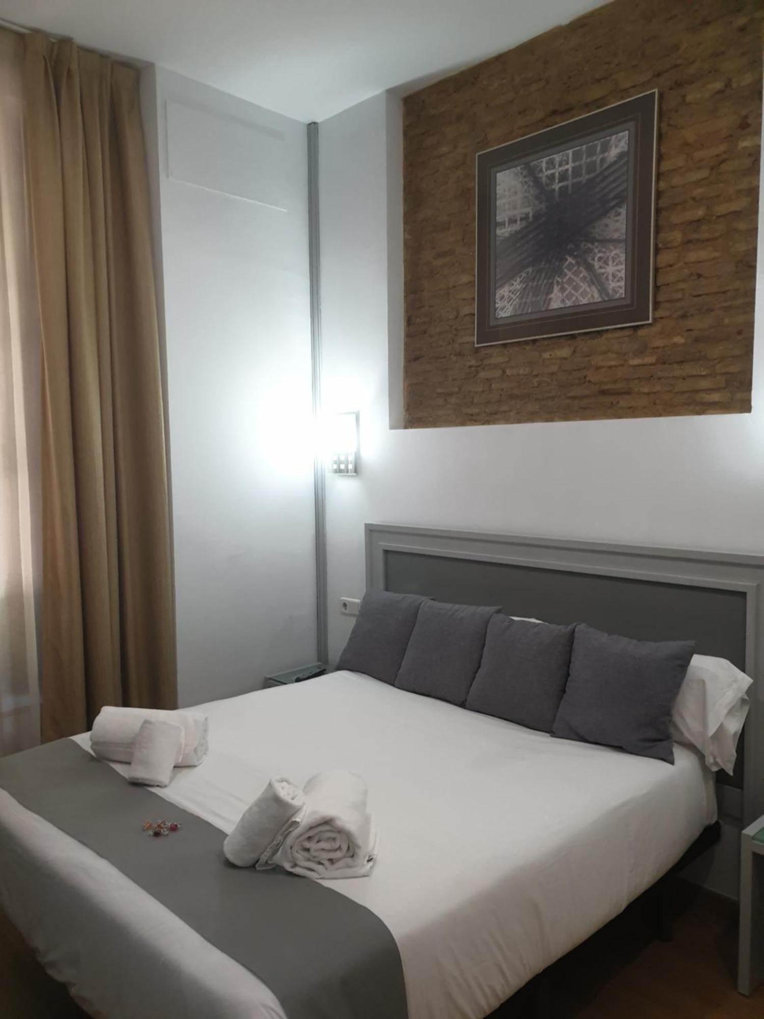 Hotel Y Apartamentos Dona Lola Seville Exterior photo