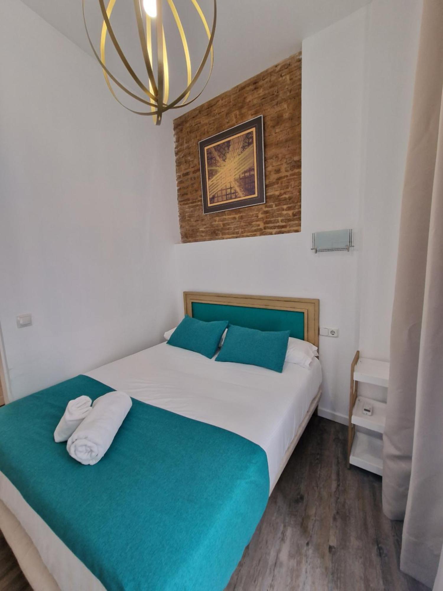 Hotel Y Apartamentos Dona Lola Seville Room photo