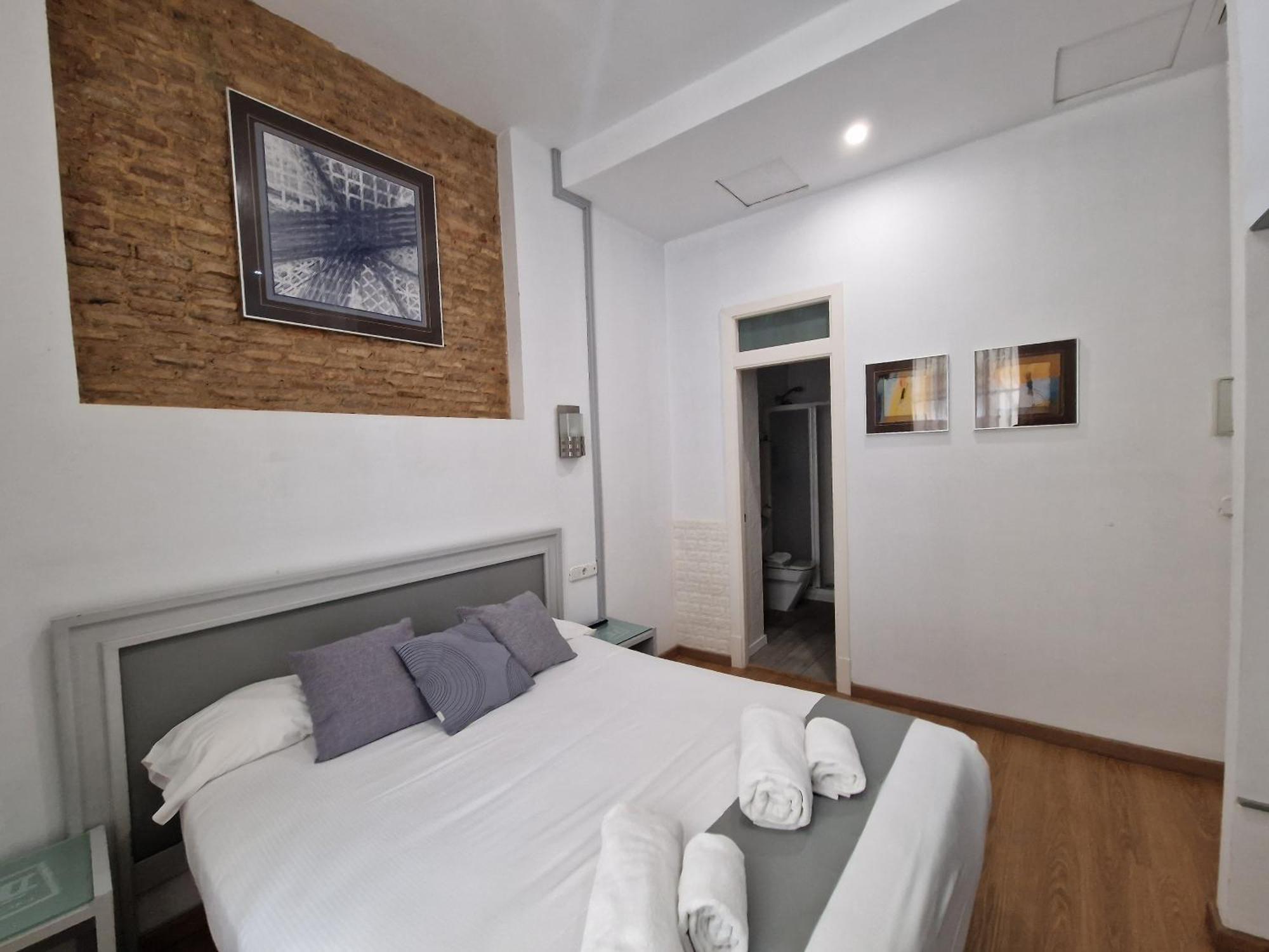 Hotel Y Apartamentos Dona Lola Seville Room photo