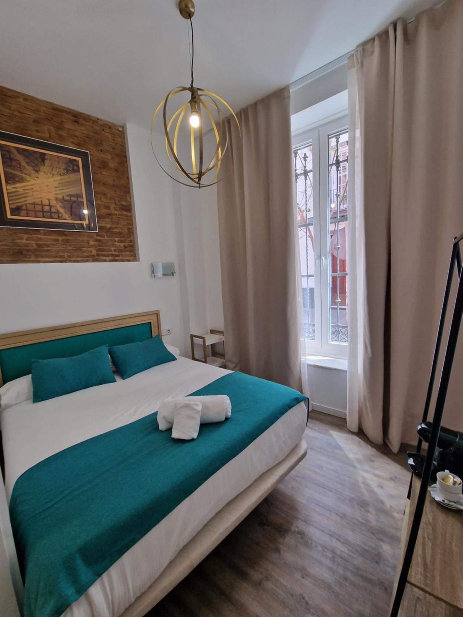 Hotel Y Apartamentos Dona Lola Seville Room photo