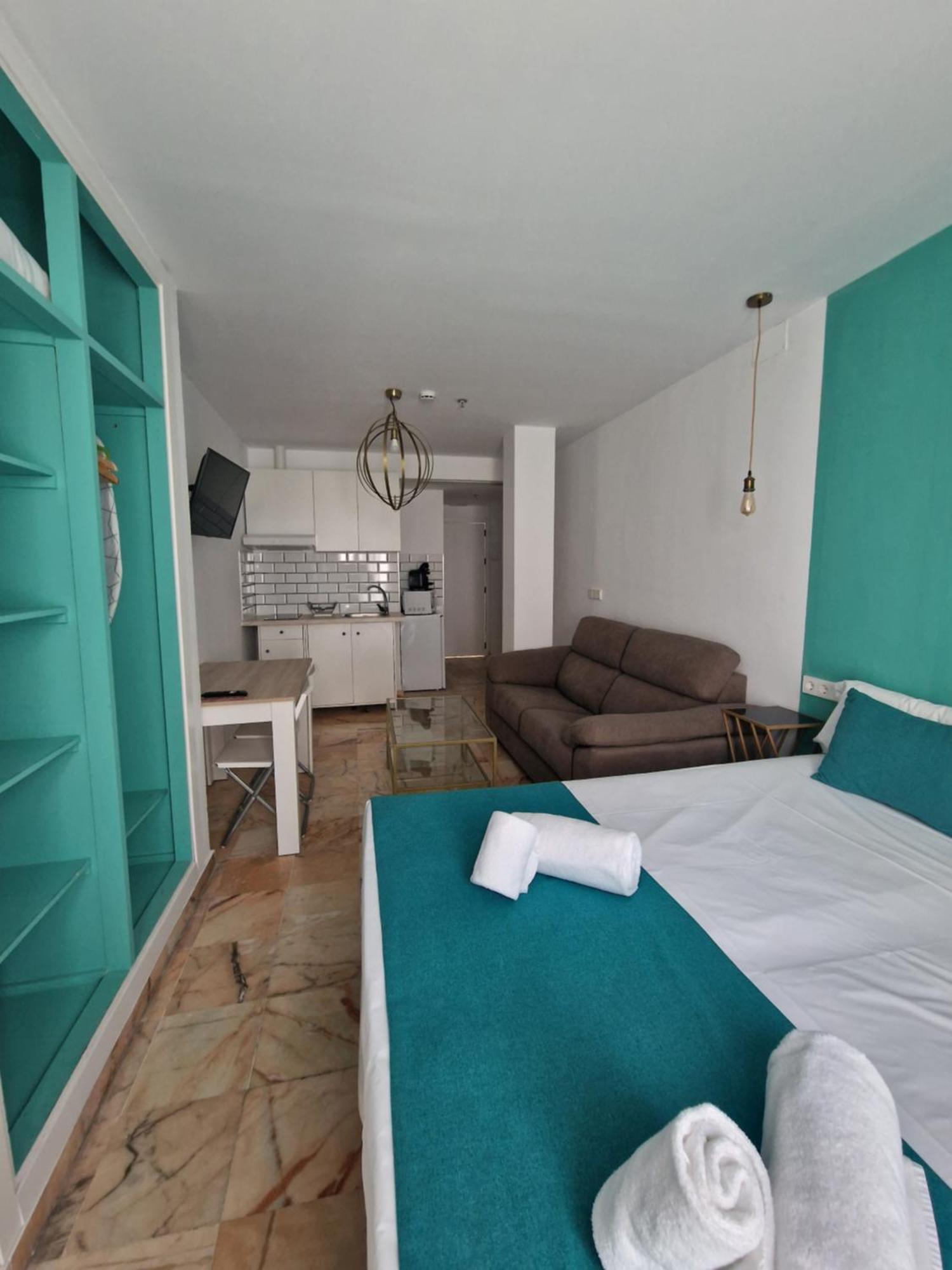 Hotel Y Apartamentos Dona Lola Seville Room photo