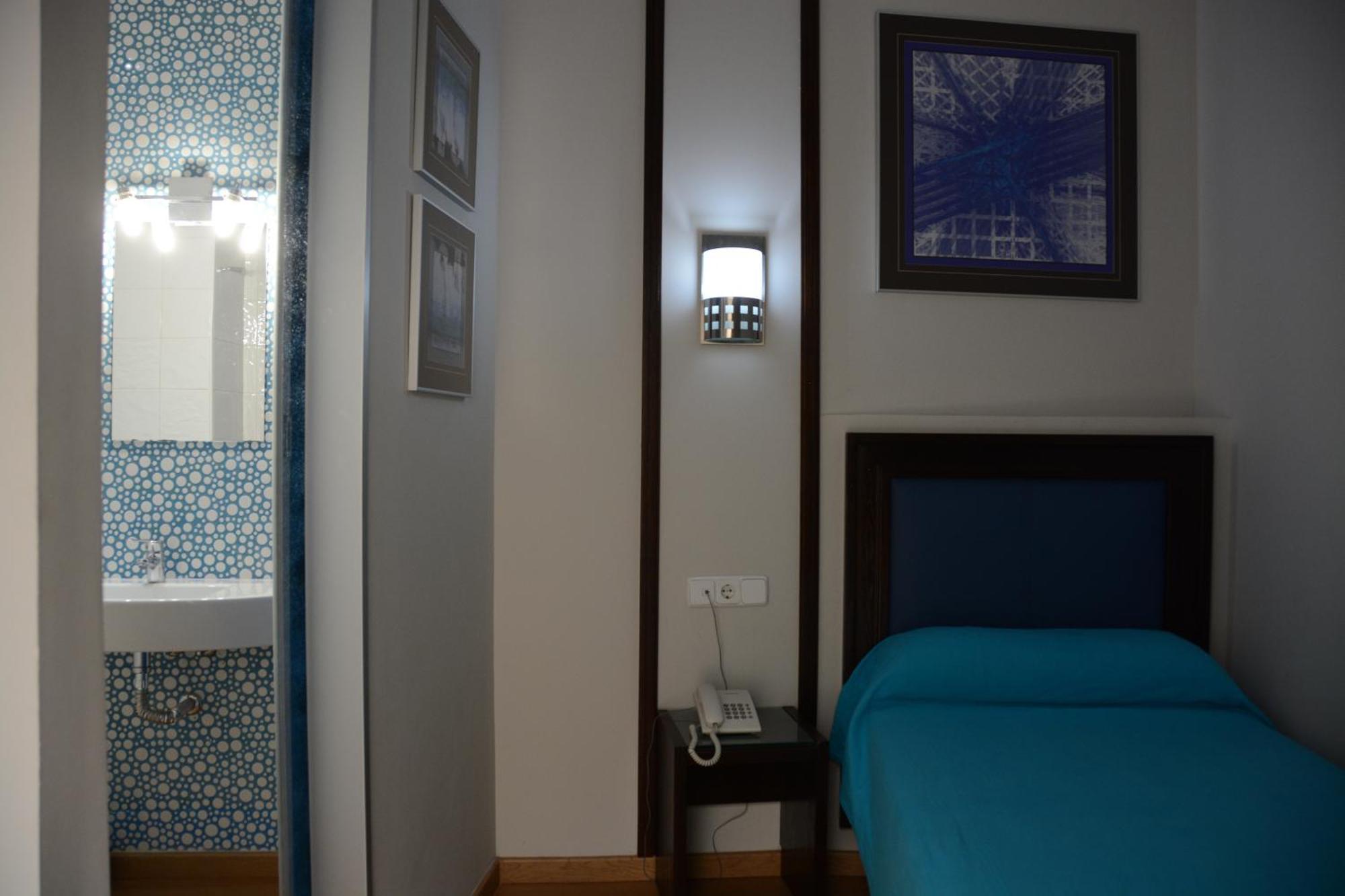 Hotel Y Apartamentos Dona Lola Seville Room photo